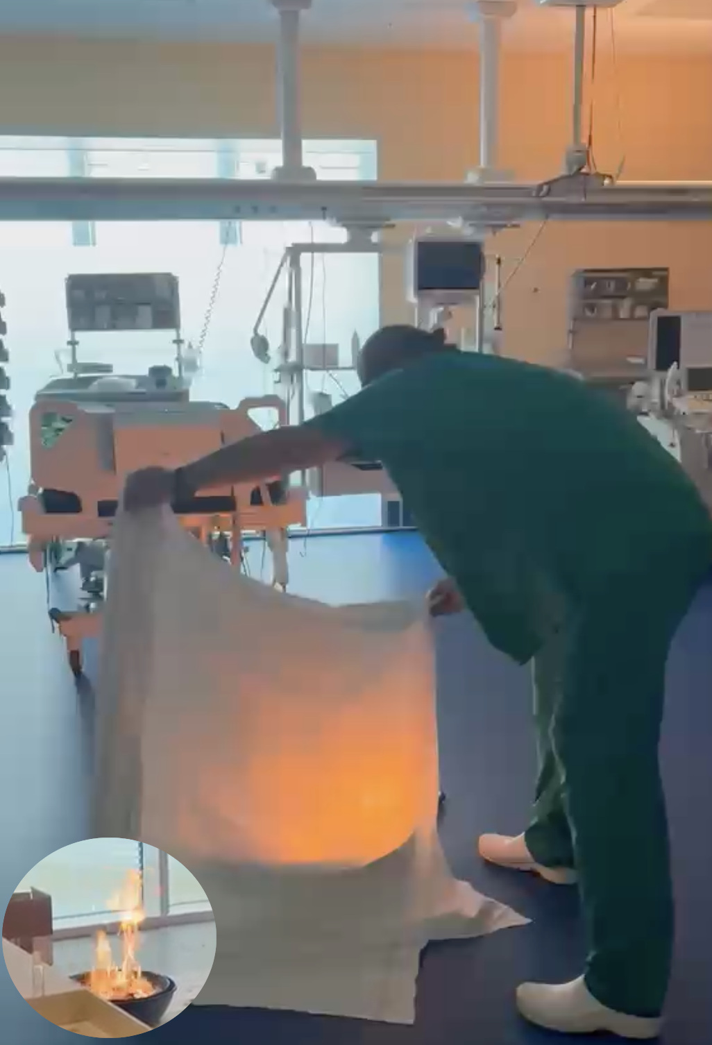Ambiente clinico con dispositivi di scena durante una simulazione
